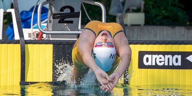 Rina Waldburger beim Start über 200m Rücken.