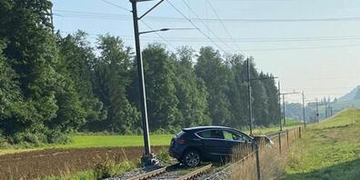 Das Auto kam nach der Kollision mit dem Strommasten auf dem Bahngeleise zum Stillstand.