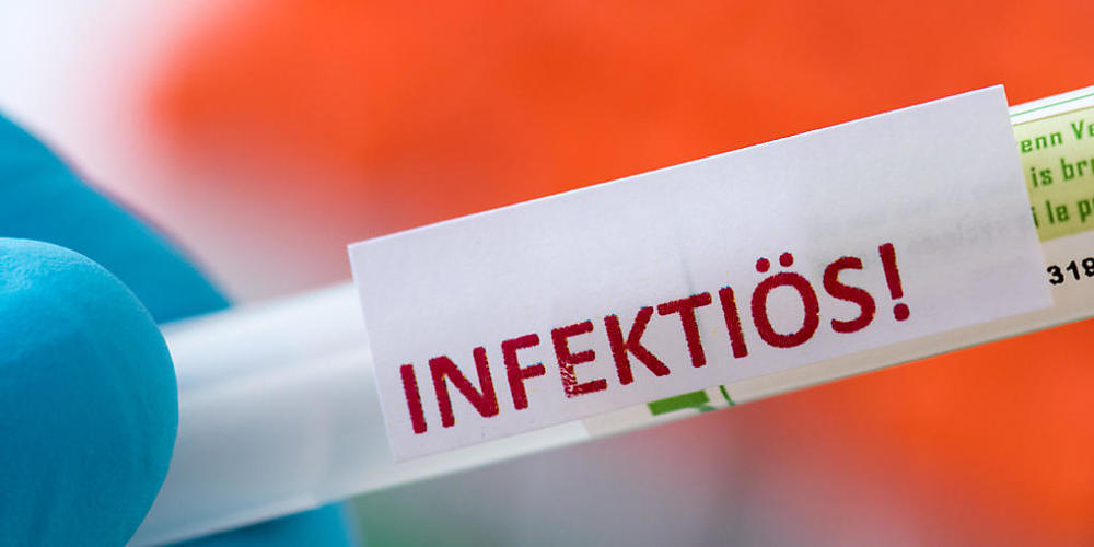 ARCHIV - Proben für Corona-Tests werden in einem Diagnosticum-Labor für die weitere Untersuchung vorbereitet. Laut Angaben der EU-Gesundheitsbehörde ECDC und des Europa-Büros der Weltgesundheitsorganisation WHO dominiert die Delta-Variante mittler...