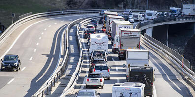 Vor dem Gotthard kam es am Freitag erneut zu langen Wartezeiten. (Archivbild)