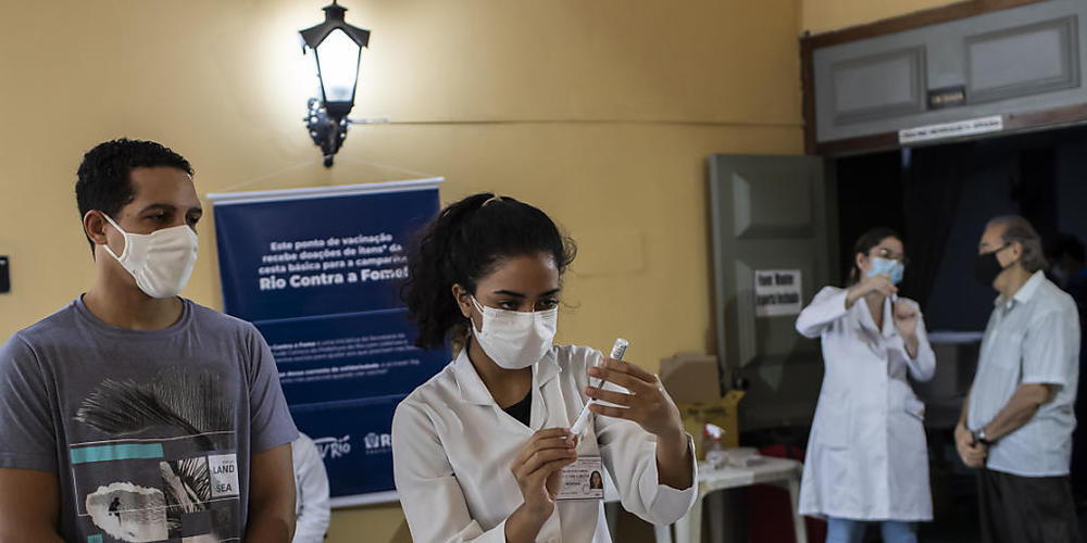 Eine Gesundheitsarbeiterin bereitet eine Spritze des Corona-Impfstoffs von Astrazeneca bei einer Impfaktion vor. Foto: Bruna Prado/AP/dpa