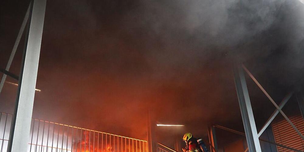 Die brennenden Gummimatten verursachten viel Rauch.