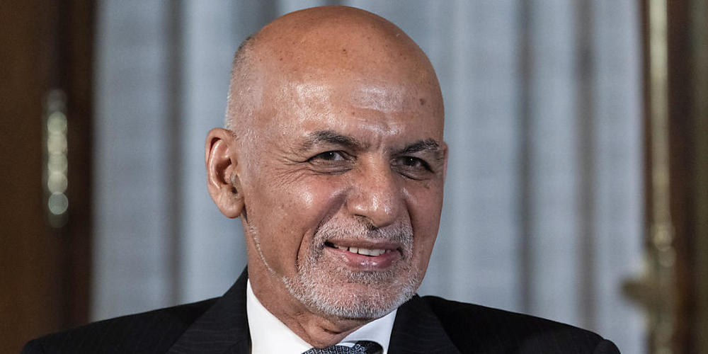 ARCHIV - Der afghanische Präsident Ashraf Ghani sitzt vor Medienvertretern. Angesichts des Vorrückens der Taliban soll nach einem Beschluss von Präsident Ghani in 31 der 34 Provinzen des Landes eine nächtliche Ausgangssperre verhängt werden. Foto:...