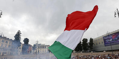Demonstranten zünden bei einer Demonstration gegen den geplanten «grünen Pass» einen Bengalo. Foto: Riccardo De Luca/AP/dpa
