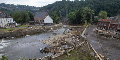 Schutt und Trümmer liegen am Ufer der Vesdre (Vesder-Weser) im belgischen Pepinster. Foto: Nicolas Maeterlinck/BELGA/dpa