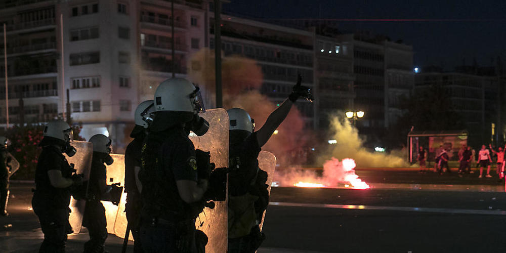 Polizisten sind bei einer Demonstration von Impfgegnern in Athen im Einsatz. Foto: Yorgos Karahalis/AP/dpa