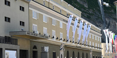 Menschen halten sich in der Hofstallgasse vor den Festspielhäusern auf. Foto: Barbara Gindl/APA/dpa