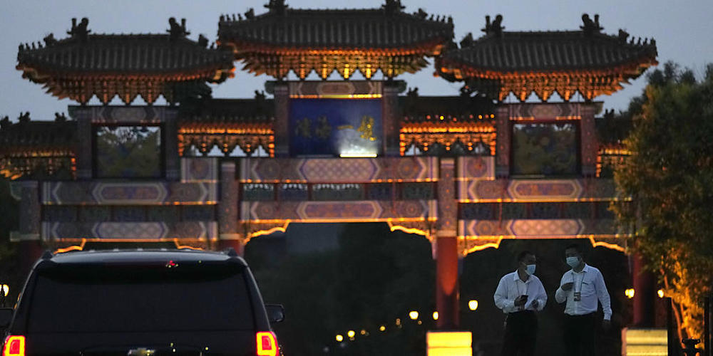 Ein Auto der US-Botschaft wartet vor dem Hotel, in dem amerikanische und chinesische Beamte zu Gesprächen erwartet werden. US-Vizeaußenministerin Sherman reist als bisher ranghöchste Vertreterin der US-Regierung seit dem Amtsantritt von Präsident ...