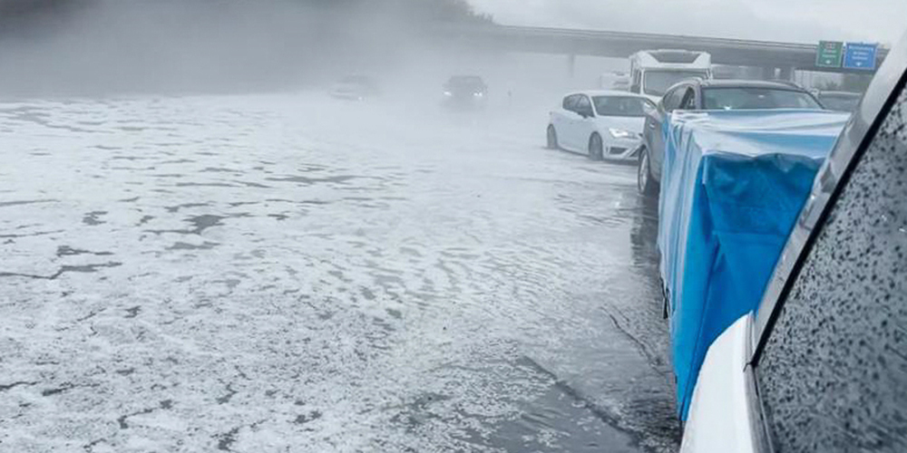Die Autobahn bei Reichenburg versinkt im Hagel und Regen.