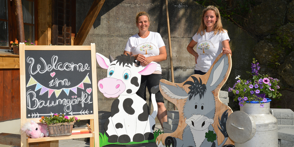 Dolores Suter (links) und Tochter Jasmin Treichler eröffnen im August eine Bauernhof-spielgruppe in Feusisberg.