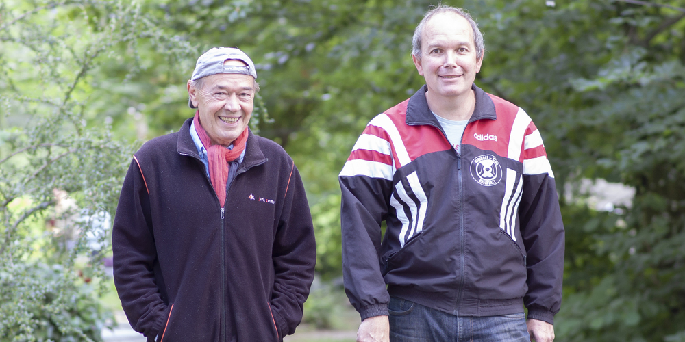 Armin Weber (l.) gefällt die Arbeit auf der Minigolfanlage im Langriet auch nach 45 Jahren noch. Regelmässig zum Training des Minigolf Clubs Rheinfall erscheint Stefan Bärlocher.