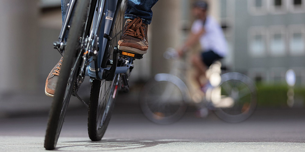 Velofahrerinnen und Velofahrer finden mit «warmshower» einen Gratis-Gastgeber auf ihrer Fahrradtour.