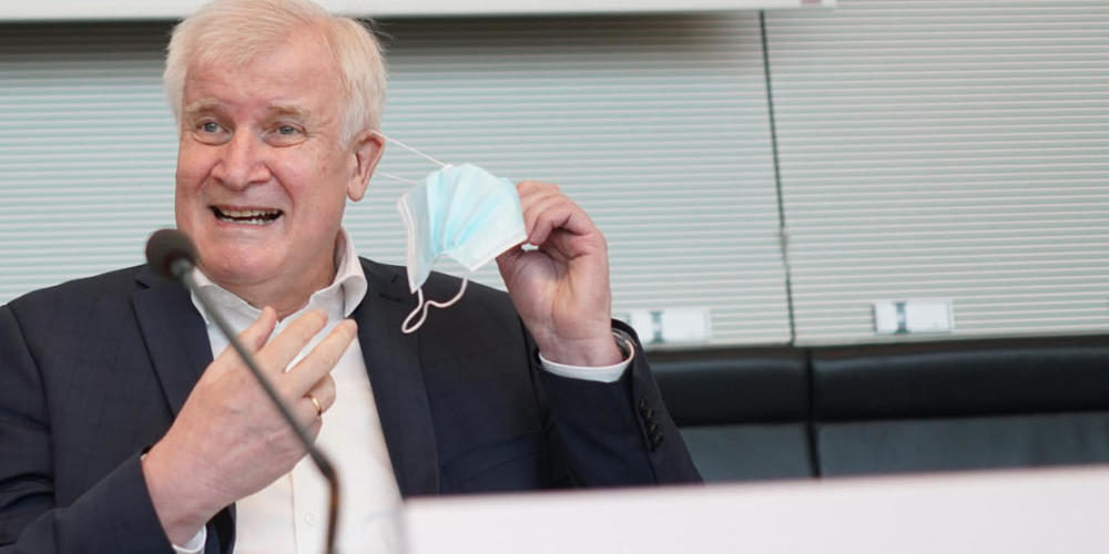 Horst Seehofer (CSU), Bundesinnenminister, kommt zur Sitzung des Bundestags-Innenausschusses. Nach der verheerenden Unwetterkatastrophe in Westdeutschland soll der deutsche Katastrophenschutz verbessert werden. Seehofer sprach sich gegen eine zent...