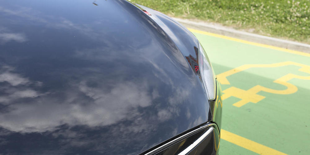 Der US-Elektroautobauer Tesla hat ein weiteres Quartal mit Rekordergebnissen hinter sich. Im Bild ein Fahrzeug der Marke Tesla an einer Ladestation. (Archivbild)