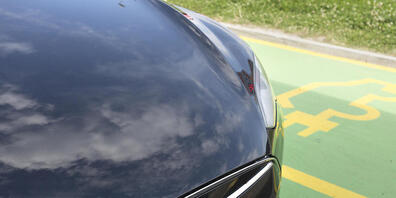 Der US-Elektroautobauer Tesla hat ein weiteres Quartal mit Rekordergebnissen hinter sich. Im Bild ein Fahrzeug der Marke Tesla an einer Ladestation. (Archivbild)