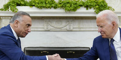 Joe Biden (r), Präsident der USA, schüttelt die Hand des irakischen Ministerpräsidenten Mustafa al-Kasimi im Oval Office des Weißen Hauses in Washington. Foto: Susan Walsh/AP/dpa