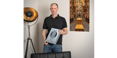 Architekturfotograf Andy Crestani mit seiner Auszeichnung – rechts ein Bild aus seiner Kirchenserie, die in einem Buch zusammengefasst wurde.