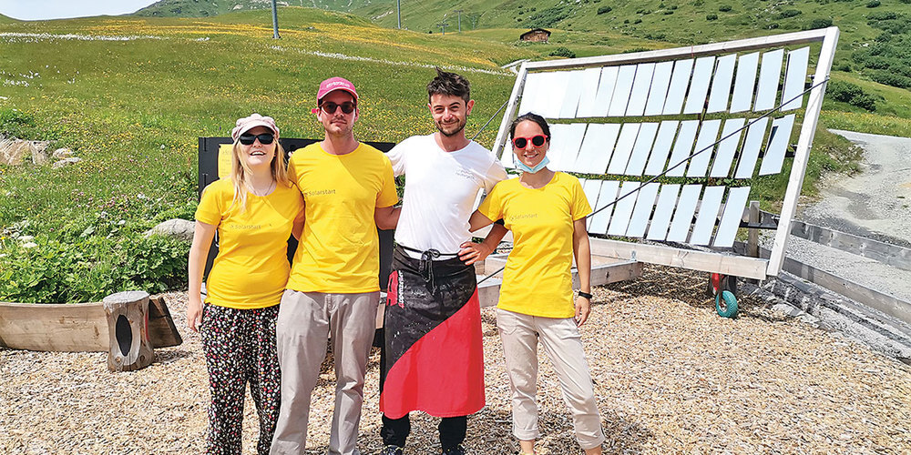 Das Team des Vereins Solarstart vor seinem selbstgebauten  Lytefire-Solar-Pizzaofen.