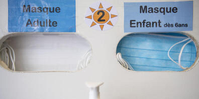 Masken-Automat im Kinderspital Lausanne. Gemäss einer deutschen Familienstudie stecken sich Kinder seltener am Coronavirus an, haben geringere Symptome und nach der Infektion eine stabilere Immunabwehr als Erwachsene. Dennoch: Jedes dritte Kind st...