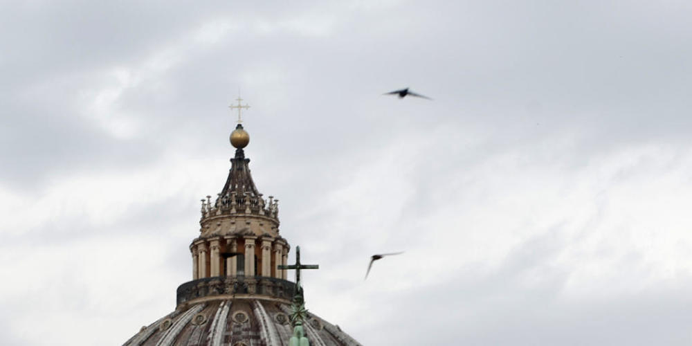 Wolken stehen am Himmel über dem Petersdom im Vatikan. Foto: Riccardo De Luca/AP/dpa
