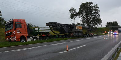 Schwer, einen solchen Lastzug wieder auf die Strasse zu bringen