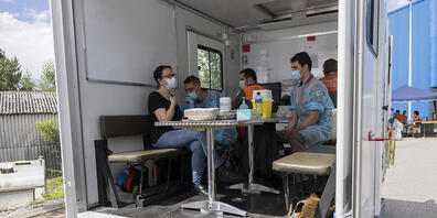 Um weiterhin möglichst viele Personen gegen das Coronavirus impfen zu können, sind mobile Trucks unterwegs. (Symbolbild)