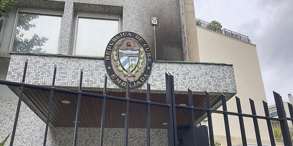 Blick auf den Eingang der kubanischen Botschaft in Paris, die letzte Nacht angegriffen wurde. Frankreich hat das Sicherheitsaufgebot rund um das Gebäude verstärkt,  teilte das französische Außenministerium mit. Verletzte habe es wohl keine gegeben...