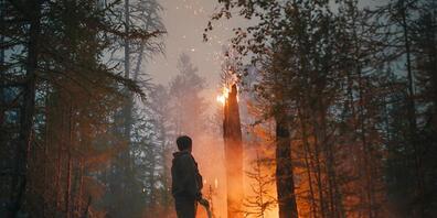 Ein Freiwilliger überwacht ein Gegenfeuer, das die Ausbreitung des Feuers soll. Waldbrände haben in Russland große Verwüstung angerichtet. Allein in der sibirischen Republik Jakutien spricht die Zivilschutzbehörde von Schäden in Höhe von mehr als ...