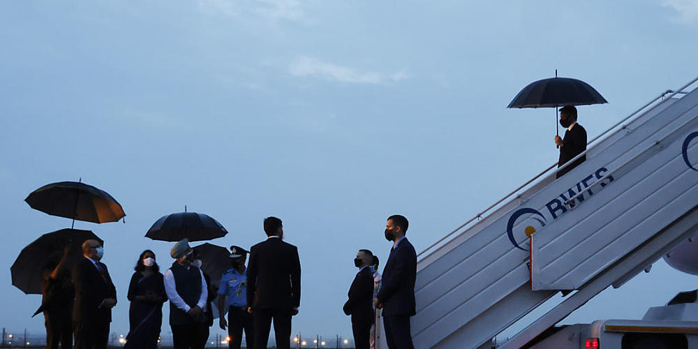 Antony Blinken, Außenminister der USA, kommt für ein Treffen mit seinen diplomatischen Amtskollegen am Flughafen von Neu Delhi an. Foto: Jonathan Ernst/Pool Reuters/AP/dpa