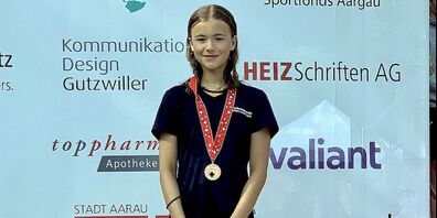  Xenia Waldburger bei der Siegerehrung über 400m Lagen.