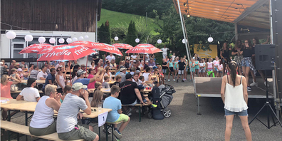 Das «The Roos Tattoo» in Wollerau ist ein Kommen und Gehen von Quartierbewohnern, «Heimweh-Rööslern» und Konzertbesuchern.