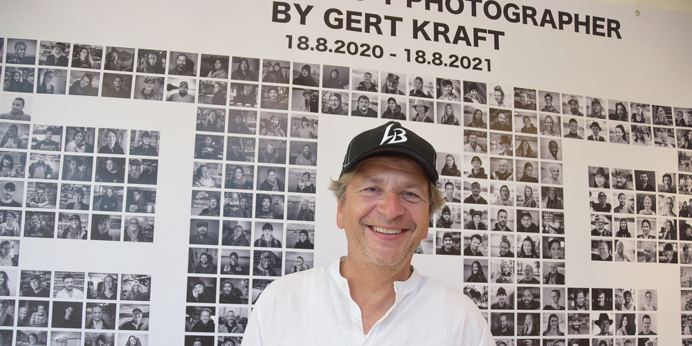 Gert Kraft vor seinen  fast 365 «Faces».