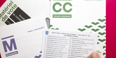 Eine wählende Person erwägt, auf einer Kandidatenliste einen Namen zu streichen. Gemäss einer neuen Studie kommt das überdurchschnittlich oft vor, wenn der oder die Kandidierende einen fremdländisch klingenden Namen trägt (Symbolbild).