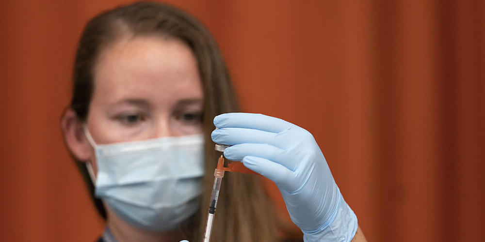 Die laufenden Impfkampagne sorgen bei Pfizer für einen Geldregen. (Archivbild)