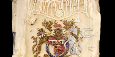 HANDOUT - Ein vom Auktionshaus Dominic Winter veröffentlichtes Foto zeigt ein Stück Torte, die für die königliche Hochzeit von Prinz Charles und Lady Diana angefertigt wurde. Foto: Dominic Winter Auctioneers/PA Media/dpa - ACHTUNG: Nur zur redakti...