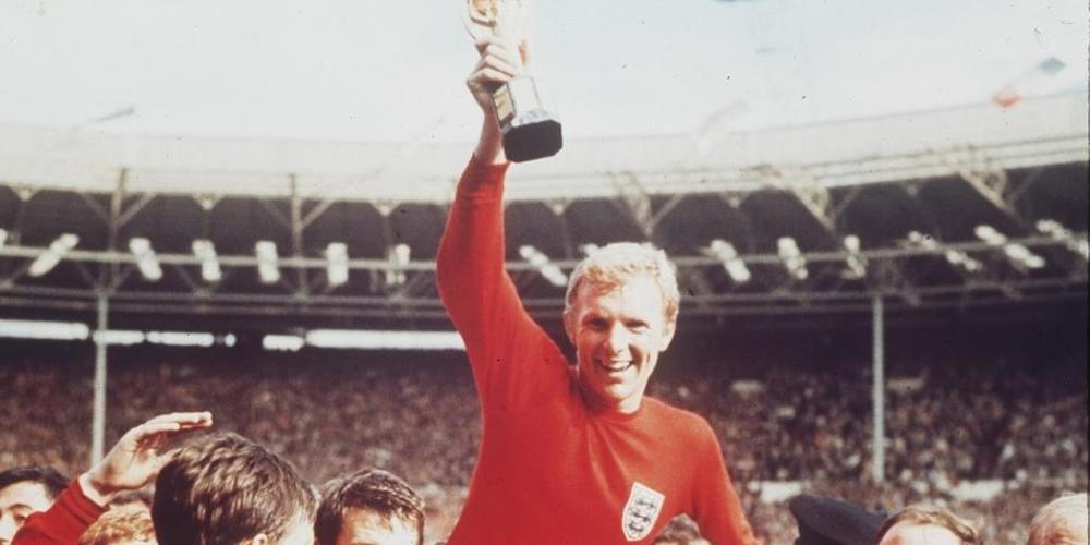 Die britische Fussballmannschaft bejubelt 1966 ihren Weltmeistertitel. Nachdem kürzlich bekannt wurde, dass Bobby Charlton (r) als fünftes Mitglied der damaligen Mannschaft an Demenz erkrankt ist, hat der britische Fussballverband Regeln zur Minim...