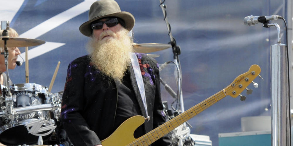 ARCHIV - Dusty Hill, Bassist von ZZ Top, ist im Alter von 72 Jahren gestorben, wie die weiteren Bandmitglieder Gibbons und Beard auf der Webseite von ZZ Top mitteilten. Foto: Mike Mccarn/FR34342 AP/dpa