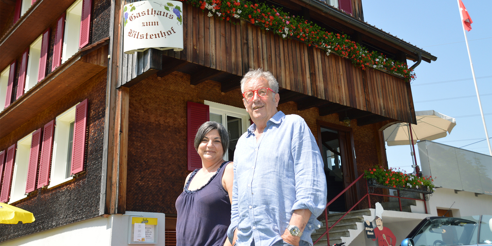 Der neue «Bilstenhof»-Wirt Ernst Zollinger und seine Servicefachkraft Chantal Mächler freuen sich auf die Zukunft im schmucken Restaurant oberhalb Altendorf.