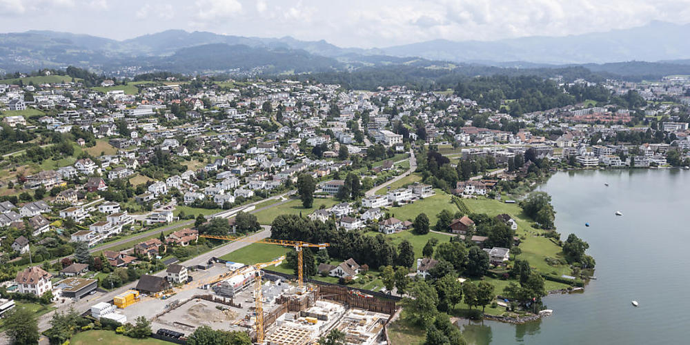 Die Baustelle auf dem Grundstück von Tennis-Star Roger Federer in Rapperswil-Jona steht wegen einer Einsprache still. 