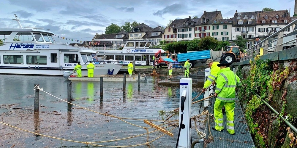 Der Werkdienst von Rapperswil-Jona arbeitete intensiv daran, das Schwemmholz aus dem Hafen zu entfernen.