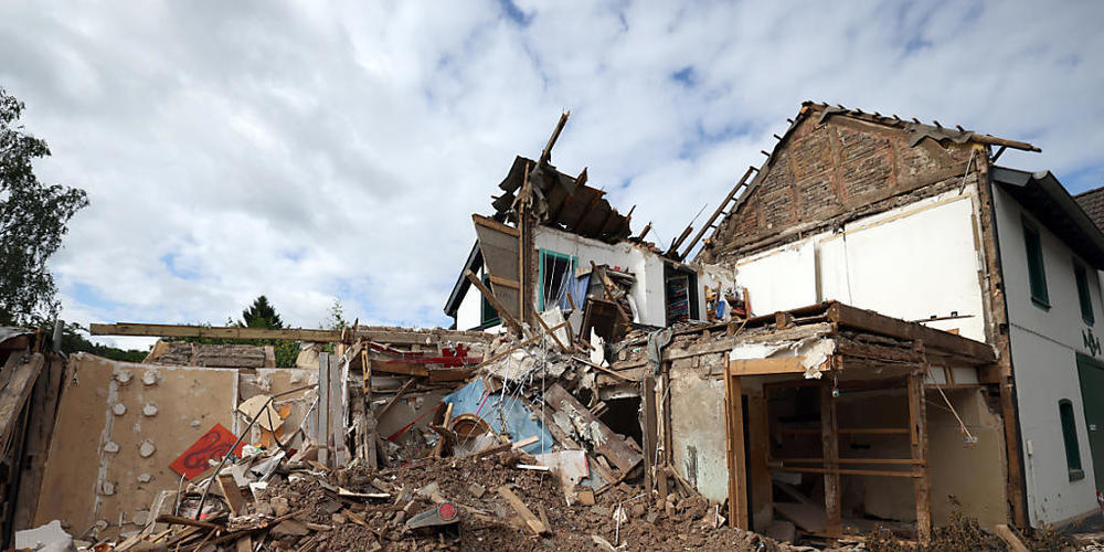 Schutt und Geröll eines nach dem Hochwasser völlig zerstörten Hauses in Gemünd, Nordhrein-Westfalen. Die Region war von der Hochwasserkatastophe stark betroffen. Foto: Oliver Berg/dpa