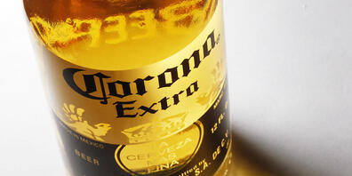 Die weltgrösste Bierbrauer Anheuser-Busch Inbev hat sich im zweiten Quartal von der Coronakrise erholt. Der Produzent des Biers Corona Extra erzielte einen Gewinnsprung. (Archivbild)