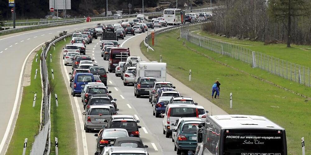 Am Donnerstag kam es zu langen Wartezeiten vor dem Südportal des Gotthardtunnels. (Archivbild)
