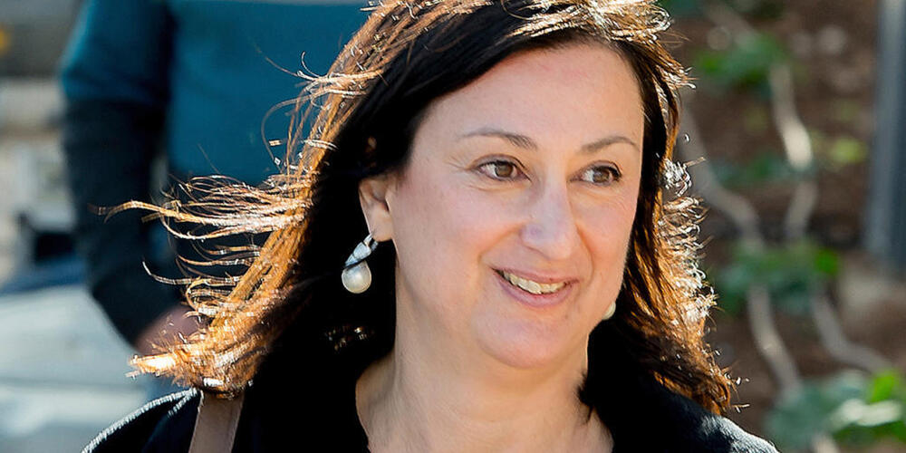 ARCHIV - Die Journalistin Daphne Caruana Galizia läuft mit einem Notizblock in der Hand über eine Straße. Foto: Jon Borg/AP/dpa