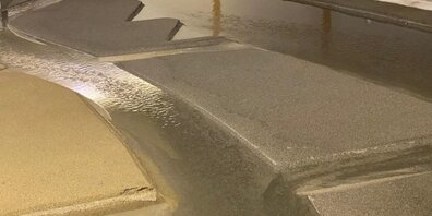 Die den Sägezähnen ähnlichen Gebilde am Uferrand sollen den Rheinlauf so verändern, dass er selbst das Geröll abträgt