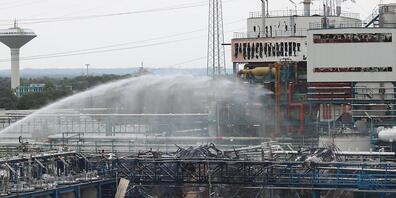 HANDOUT - Einsatzkräfte der Feuerwehr sind mit Löscharbeiten im Chempark beschäftigt. Foto: Chempark/Currenta GmbH - ACHTUNG: Nur zur redaktionellen Verwendung im Zusammenhang mit der aktuellen Berichterstattung und nur mit vollständiger Nennung d...