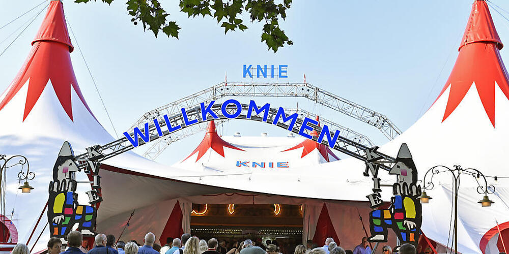Einlass gab es wegen der Corona-Pandemie nur für Geimpfte, Genesene oder Getestete: Premiere des Circus Knie in Rapperswil SG am Donnerstagabend.