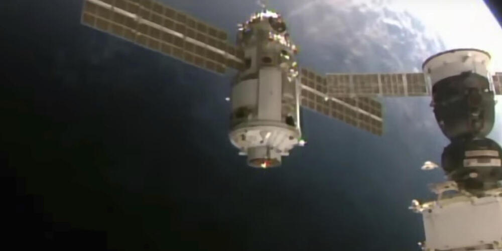 Dieses von der NASA am Donnerstag, den 29. Juli 2021, zur Verfügung gestellte Bild zeigt das 22 Tonnen schwere Nauka-Modul, auch Mehrzwecklabor-Modul genannt, bei der Annäherung an die Internationale Raumstation. Foto: Uncredited/NASA via AP/dpa