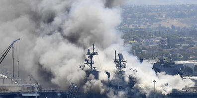ARCHIV - Auf diesem Archivbild vom 12. Juli 2020 steigt Rauch von der USS Bonhomme Richard in San Diego nach einer Explosion und einem Brand an Bord des Schiffes auf dem Marinestützpunkt San Diego auf. Foto: Denis Poroy/AP/dpa