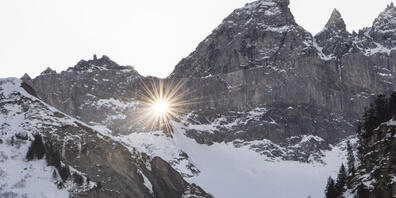 Das Martinsloch ob Elm (GL), durch das zwei Mal im Jahr die Sonne dringt, hat einem seltenen Moos den Namen gegeben (Archivbild).